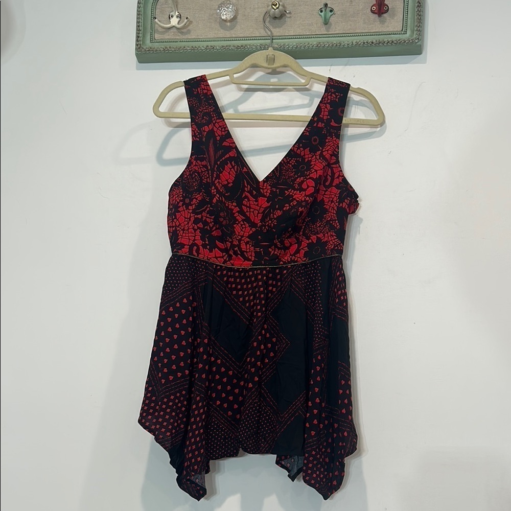 Disney Alice in Wonderland queen of hearts Red and Black Women's Tunic Top Mediu